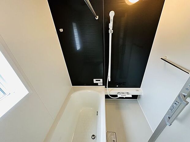 【浴室】浴室換気暖房乾燥機付き。雨天時の洗濯物乾燥はもちろん、浴室内の湿気やカビ対策にも役立ちます。