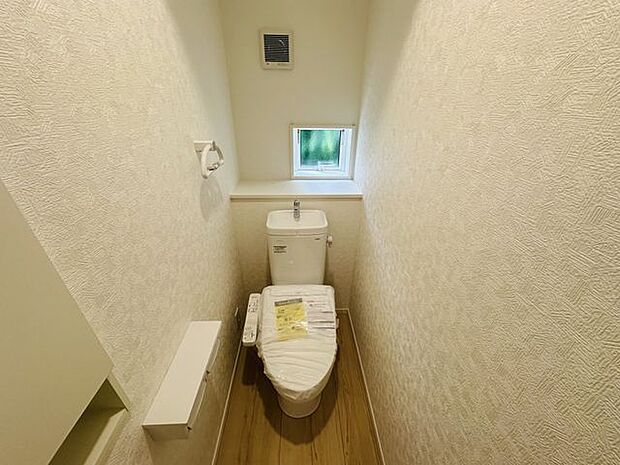 【トイレ/1階】年間を通して快適に利用できる、温水洗浄便座付きのトイレです。