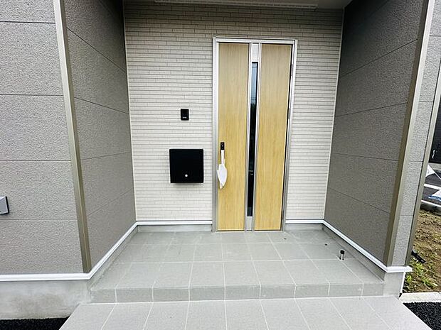 【外観/1号棟】玄関ポーチは屋根付きのため、雨の日も落ち着いて出入りできます。