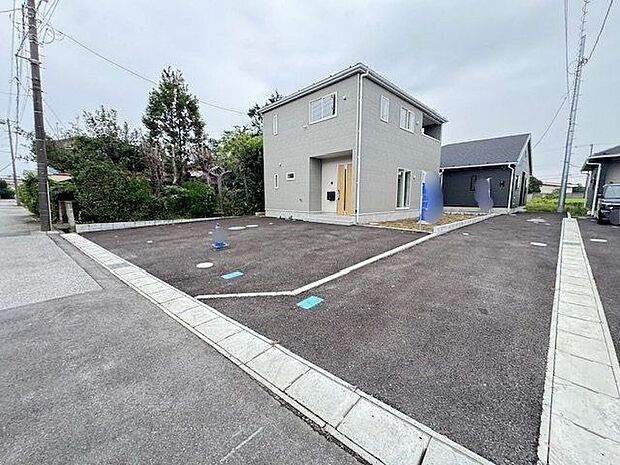 【外観/1号棟】モニター付きインターホンや人感センサー付き玄関灯、防犯カメラなどが備わり、セキュリティ面にも配慮されています。