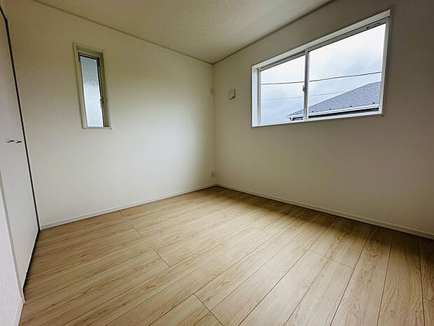 【洋室/約5.7帖】2面採光が確保され、光と風を取り込める心地よい住空間です。