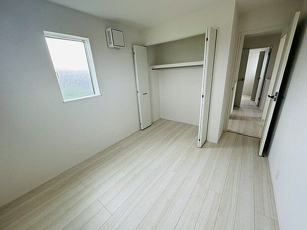 【洋室/約5.2帖】腰高窓のため、ベッドや机などの家具を配置しやすく、子供部屋にもおすすめ◎