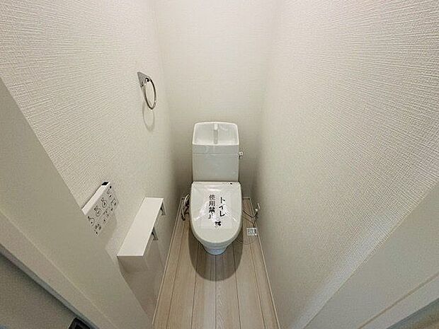【トイレ/2階】トイレは各階にあり、来客時も気兼ねなく利用できます。