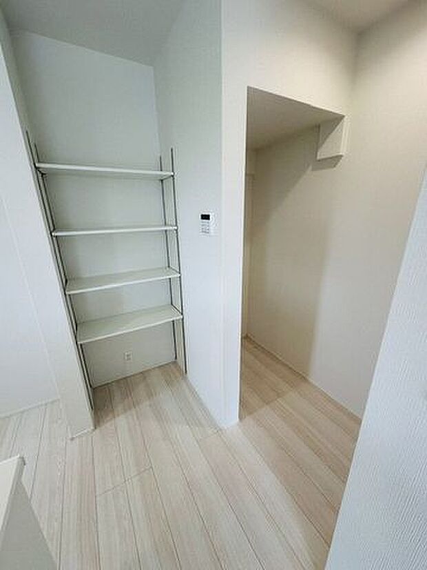 【パントリー】キッチン横には、可動棚とパントリーが設けられています。用途に合わせて収納を使い分けできます。