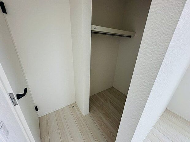 【収納/洋室/約6.7帖】約6.7帖の洋室に設けられた、ウォークインクローゼットです。シーズンオフの衣類もまとめて収納できます。