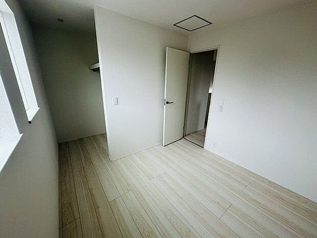 【洋室南側/約4.5帖】ウォークインクローゼット付きのため、住空間を広く使うことができます。