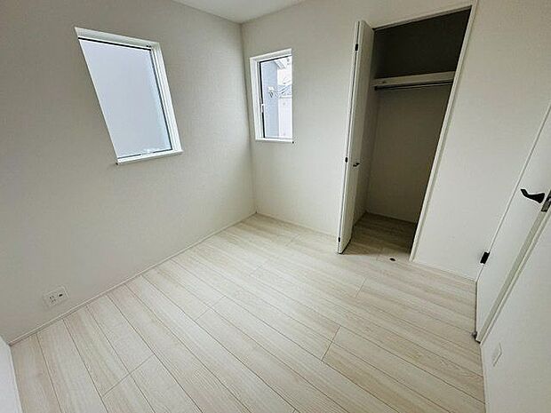 【洋室北側/約4.5帖】家具を配置しやすく、在宅ワークや趣味のスペースとしても使いやすい洋室です。