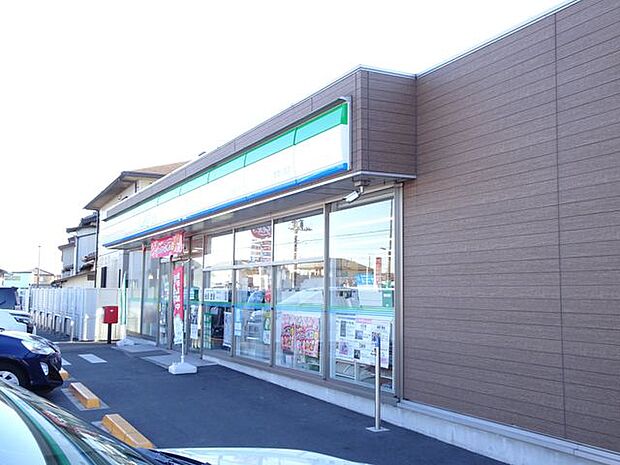 ファミリーマート 君津人見店 徒歩7分。24時間営業。駐車場、イートインコーナー有。セルフレジなどが設置されています。 500m