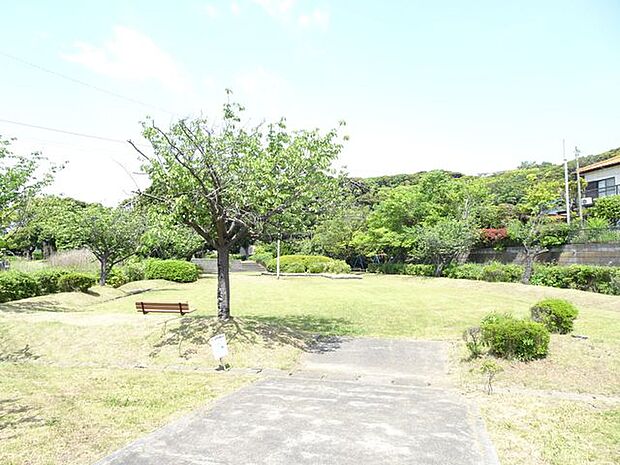 池田東公園 徒歩12分。広々とした公園のため、子どもたちが思いっきり走り回ることができそうです。 950m