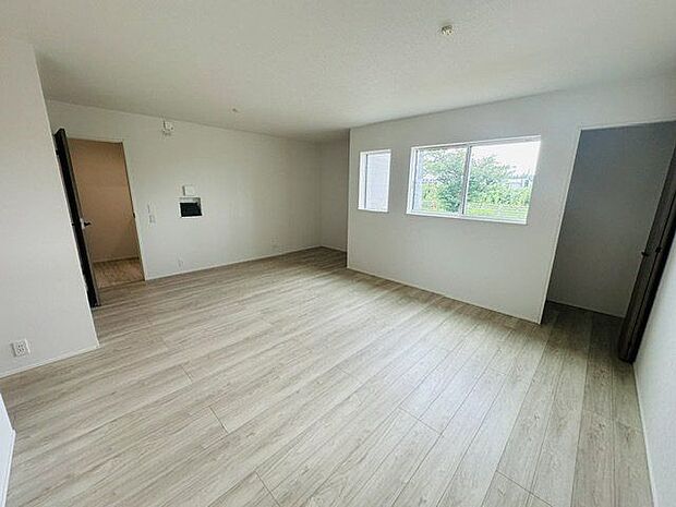 【LDK】南向きの窓から自然光を取り込みつつ、プライバシーの確保にも配慮された窓配置。ご家族団らんのひと時をお過ごしいただけます。