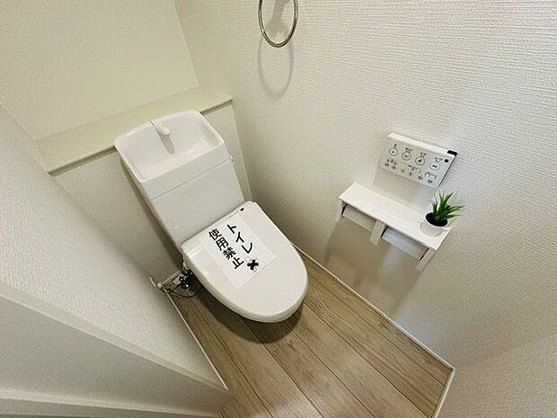 【トイレ/1階】温水洗浄便座付きで、年間を通して快適に利用できます。※家具調度品は販売価格に含まれません。