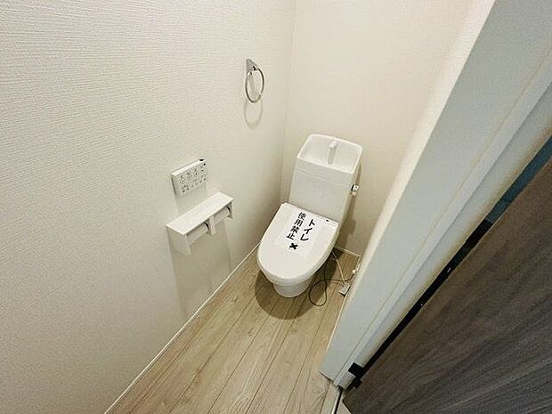 【トイレ/2階】トイレは各階にあり、来客時も気兼ねなく利用できます。