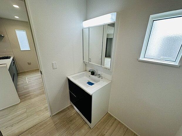 【洗面台】身支度の際に重宝する三面鏡タイプの洗面台です。※家具調度品は販売価格に含まれません。
