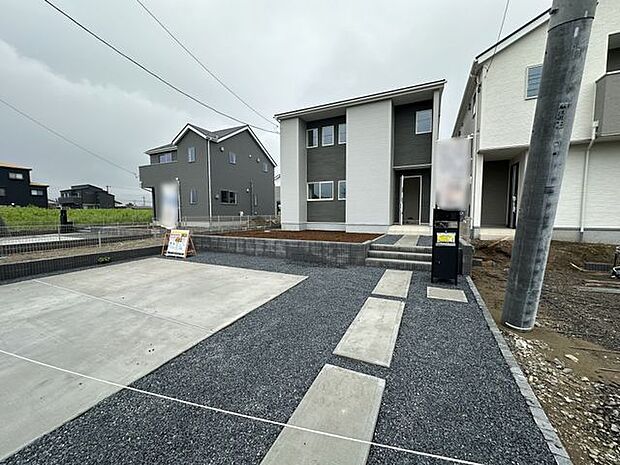 【外観/12号棟】南向きの窓から自然光を取り込みつつ、プライバシーの確保にも配慮された窓配置。効率的な家事動線が採用され、忙しい共働き家庭の負担軽減が期待できます。
