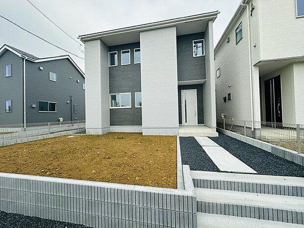 【外観/12号棟】ゆったりとしたアプローチが設けられた12号棟。住まいの安心にこだわった住宅性能表示取得住宅です。ぜひ実際に現地をご見学いただき、新生活のイメージを膨らませてください。