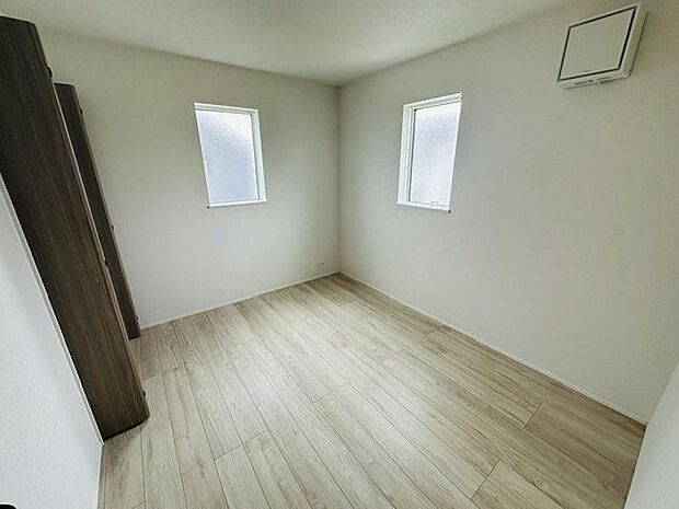 【洋室北側/約5.2帖】家具を配置しやすく、在宅ワークや趣味のスペースとしても使いやすい洋室です。