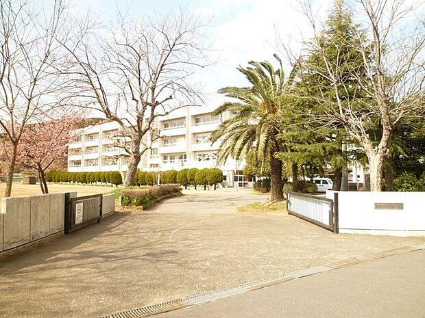 君津市立周西中学校 徒歩27分。学校教育目標「三つのキョウカン(共堪・共汗・共感)で 校訓「らしく」の習得に励む生徒の育成」。 2100m
