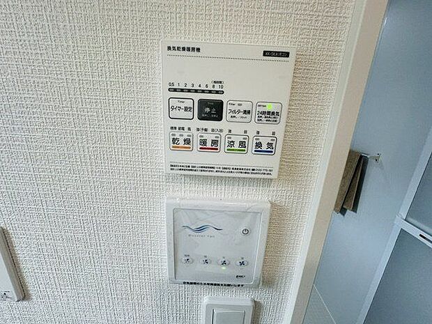 【換気乾燥暖房機リモコン】浴室用の設備です。涼風機能も備わっており、季節を問わず快適に利用できます。