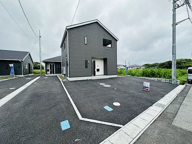 【外観/4号棟】全居室ペアガラスが採用されており、断熱性や防音性に配慮された住まいです。