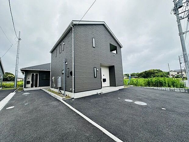 【外観/4号棟】モニター付きインターホンや人感センサー付き玄関灯、防犯カメラなどが備わり、セキュリティ面にも配慮されています。