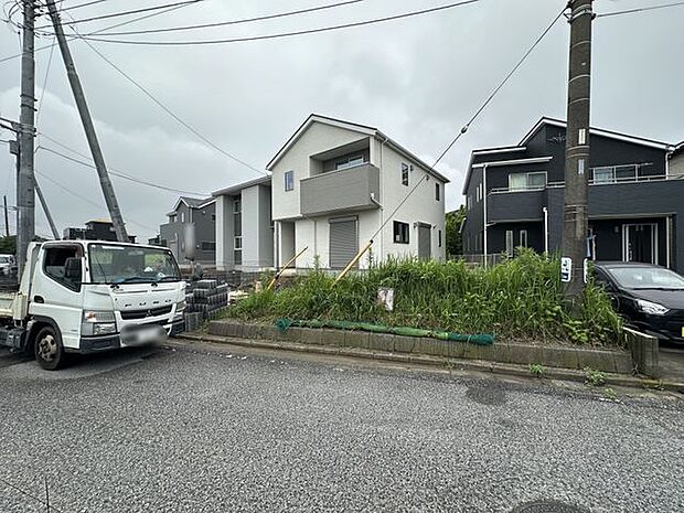 【前面道路含む外観/13号棟】住まいの安心にこだわった住宅性能表示取得住宅です。ぜひ実際に現地をご見学いただき、新生活のイメージを膨らませてください。