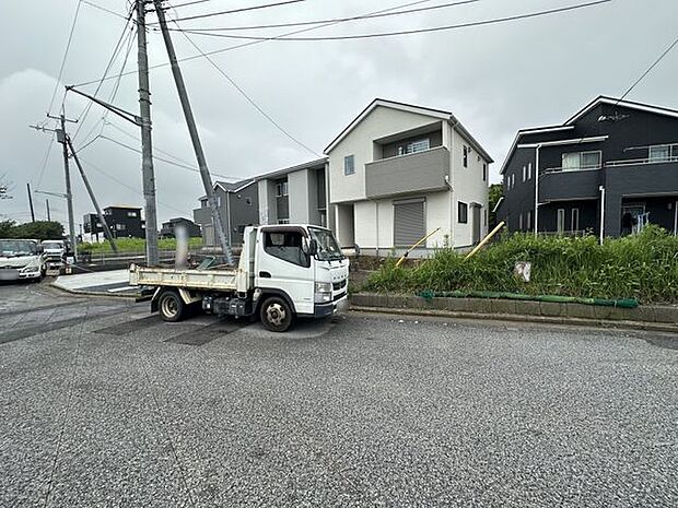 【前面道路含む外観/13号棟】南側前面道路の幅員は約6.0m。敷地との段差がほとんどなく、車の出入庫もスムーズです。