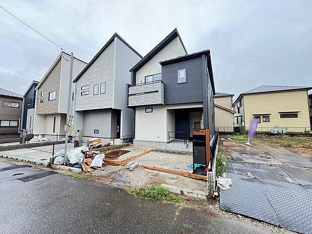 【外観/1号棟】スーパーまで徒歩4分。日々の買い物に便利な立地です。周辺環境も合わせて、お気軽にお問合せください。