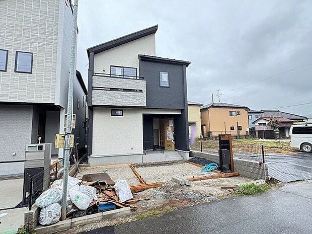 【外観/1号棟】2階建「4LDK」新築戸建。JR外房線「鎌取」駅まで徒歩23分の立地。バスでもアクセス可能です。2台分の駐車スペースがあり、充実したマイカーライフも楽しめます(車種による)。