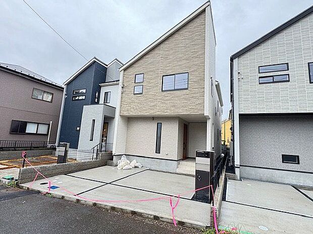 【外観/3号棟】2階建「3LDK」新築戸建。JR外房線「鎌取」駅まで徒歩23分の立地。バスでもアクセス可能です。2台分の駐車スペースがあり、充実したマイカーライフも楽しめます(車種による)。