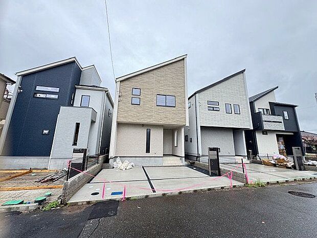 【前面道路含む現地写真】永く住み継げる長期優良住宅認定物件です。省エネ性能も備わった心地よい住空間が広がります。浴室暖房換気乾燥機や食器洗浄乾燥機、ポスト一体型宅配ボックスなど、設備面も充実。