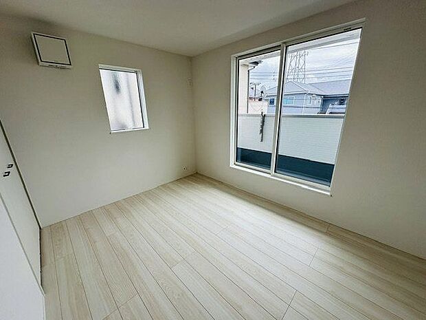 【南東側洋室(約6.0帖)/7号棟】バルコニーに面した洋室。天気の良い日には、寝具などをそのままバルコニーに干すことができます。