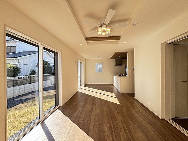 【LDK/同仕様】ご家族が集うLDKは、南東向きの明るい住空間です。3面に窓が配されています。※実際とは異なる場合があります。