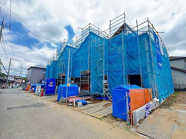 【前面道路含む現地写真】第一種低層住居専用地域に位置します。周辺は落ち着いた住宅街が広がり、ご家族との穏やかな暮らしが叶います。