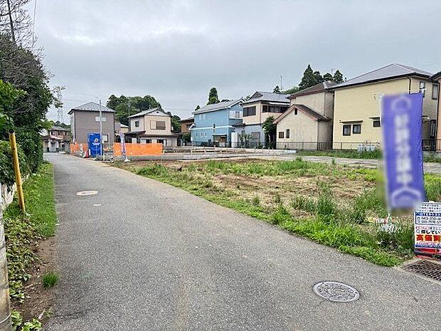 【前面道路含む現地写真】第一種低層住居専用地域に位置します。周辺は落ち着いた住宅街が広がり、ご家族との穏やかな暮らしが叶います。