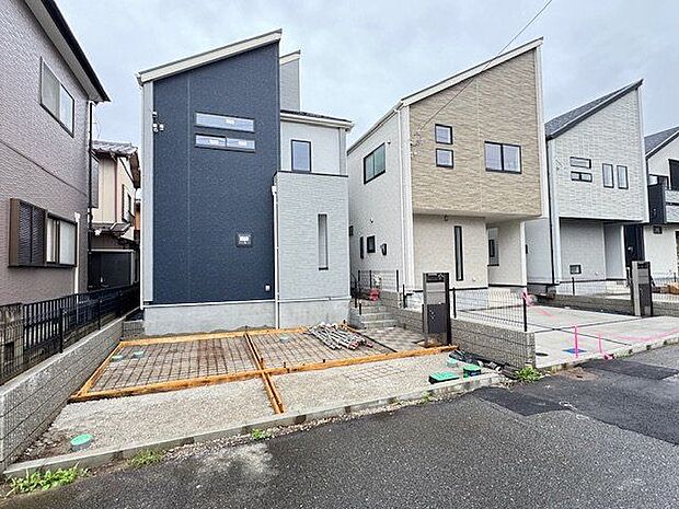 【外観/4号棟】2階建「4LDK」新築戸建。JR外房線「鎌取」駅まで徒歩23分の立地。バスでもアクセス可能です。2台分の駐車スペースがあり、充実したマイカーライフも楽しめます(車種による)。