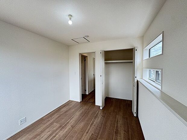 【洋室/同仕様】クローゼットが備え付けられています。収納家具を最小限に抑え、住空間を有効活用できます。※実際とは異なる場合があります。