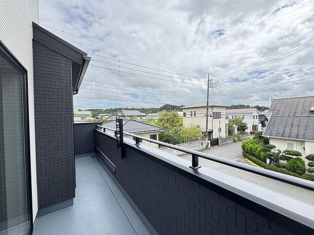 【バルコニー/同仕様】あたたかな陽光が注ぐ南東向きのバルコニー。天気の良い日は、洗濯物が気持ち良く乾きそうです。※実際とは異なる場合があります。