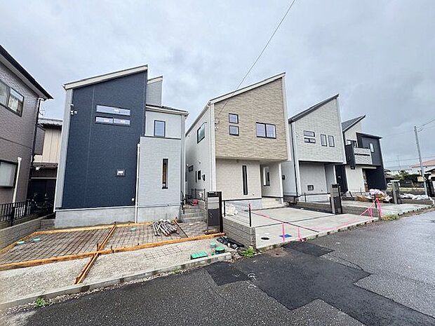 【前面道路含む現地写真】第一種低層住居専用地域に位置します。周辺は落ち着いた住宅街が広がり、ご家族との穏やかな暮らしが叶います。