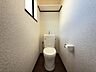 トイレ：【1階トイレ】トイレにも小窓付きです。使用中や掃除中の換気に便利！トイレ背面上部に収納棚があります。