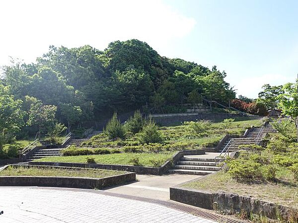おゆみ野南公園 徒歩9分。滑り台や砂場のほか、多目的運動広場(野球場)もあります。駐車場10台程度有(無料)。 670m