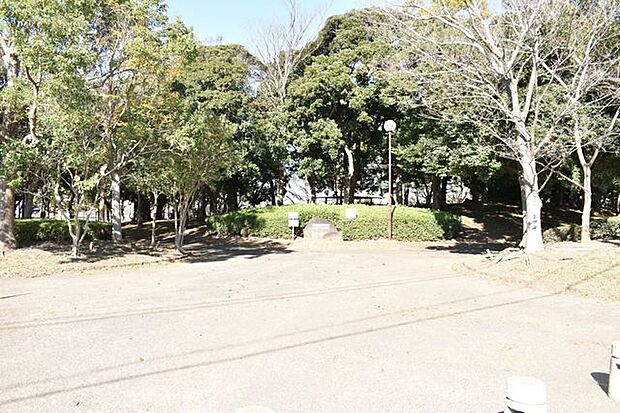 権現森公園 徒歩11分。砂場、東屋、ベンチ、水飲み、トイレなどがあります。桜に囲まれた広い芝生広場が見所の公園です。 850m
