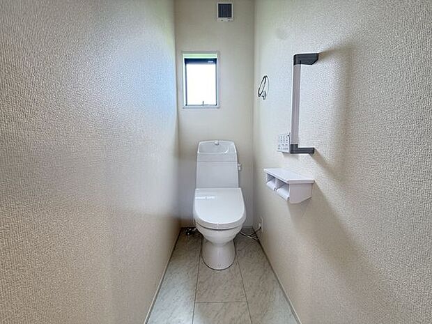 【2階トイレ/2号棟】トイレは各階にあるので、忙しい朝の時間帯や来客時も気兼ねなく使えます。
