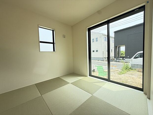 【和室/2号棟】約4.5帖の和室。南側の掃き出し窓から、たっぷりと自然光が入ります。