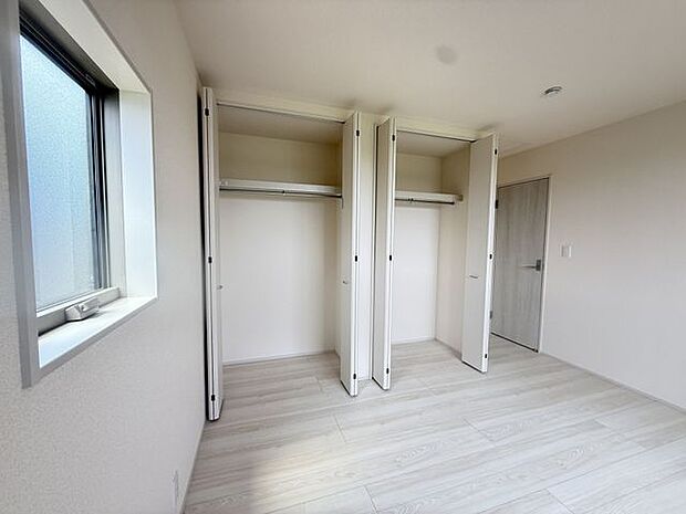 【洋室(約6.8帖)/4号棟】洋室の中で最も広く、主寝室としてもおすすめです。