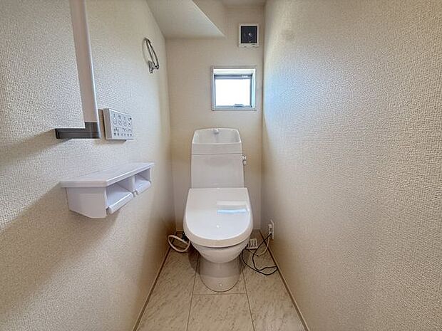 【1階トイレ/4号棟】年間を通して快適に使用できる、温水洗浄便座付きトイレ。