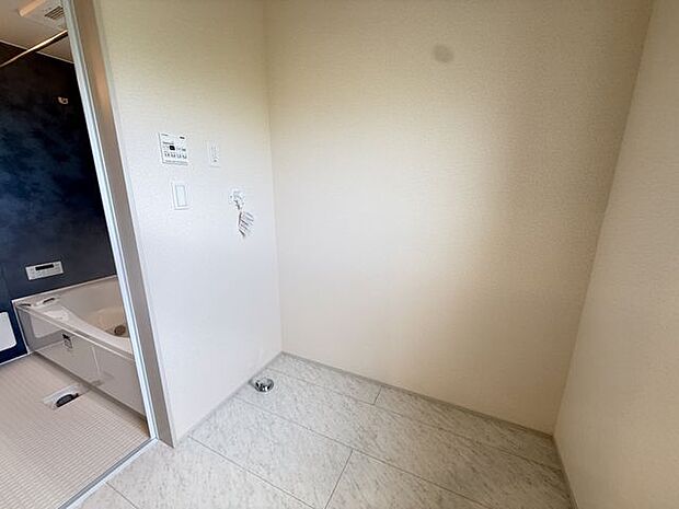 【ランドリールーム/4号棟】浴室の入口に洗濯機置き場があり、入浴前後の動線がスムーズです。