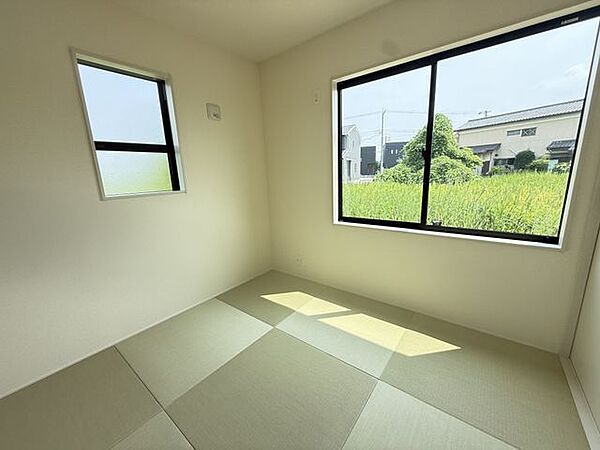 【和室/5号棟】約4.5帖の和室。南西・南東側の窓から、たっぷりと自然光が入ります。