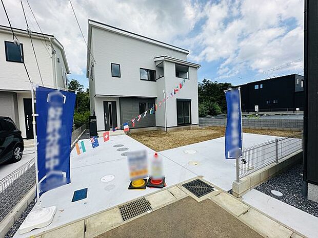 【カースペース】敷地内には2台分のカースペースが設けられています。毎日の通勤やお買い物の際も、お車を気軽に利用できるため便利です。