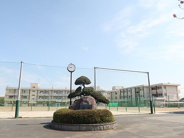 千葉市立誉田中学校 徒歩17分。学校教育目標は「豊かな心をもち、ともに学び、未来に向かってたくましく生きる生徒の育成」です。学校HPでは、学校からのお知らせや行事予定などをご確認いただけます…