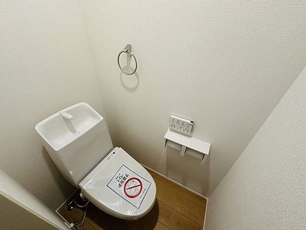 【2階トイレ/2号棟】トイレは1階と2階の2か所にあるので、朝の忙しい時間帯や来客時にも気兼ねなく使えます。